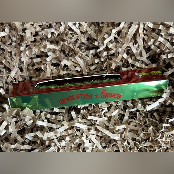 Makeup Revolution x The Grinch - Resting Grinch Face Liquid Eyeliner - Picture 8 of 11